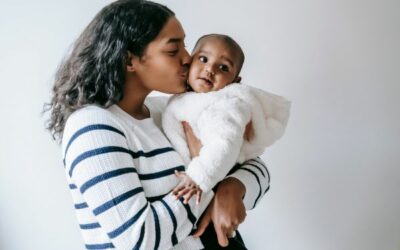 Les Avantages du Peau à Peau Après l’Accouchement : Un Moment Précieux pour Bébé et Parents