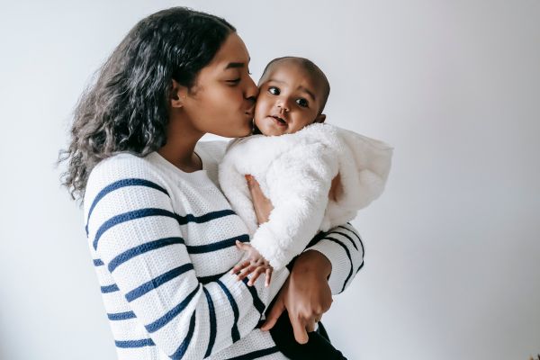 Les Avantages du Peau à Peau Après l’Accouchement : Un Moment Précieux pour Bébé et Parents